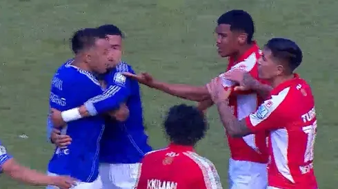 El volante chileno estuvo muy presto para ayudar a contener al Tucu.