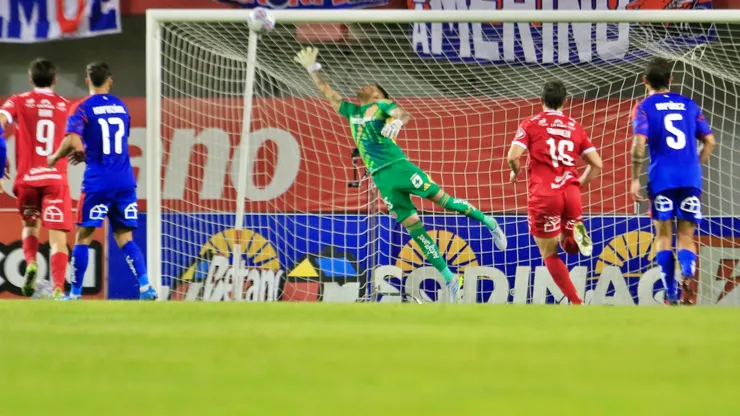 El golazo de Diego Céspedes destapa la decadencia del tiro libre en el fútbol chileno.