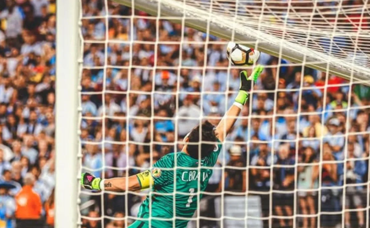 Mejor atajada de la historia: Copa América felicita a Claudio Bravo Mejor atajada de la historia: Copa América felicita a Claudio Bravo