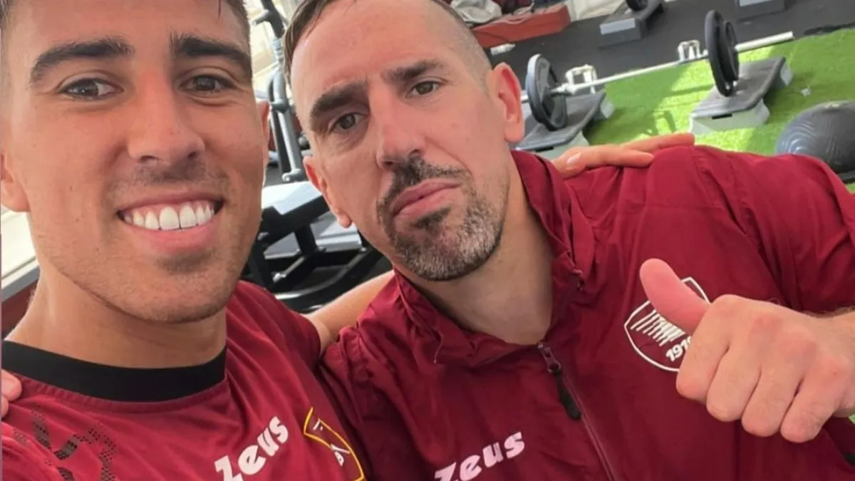 Diego Valencia con Ribéry en el Salernitana de Italia.