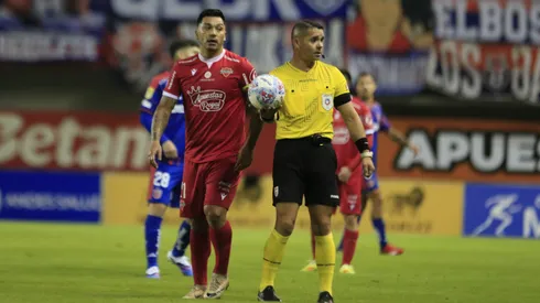 El árbitro Cristian Galaz está en la mira del fútbol chileno.