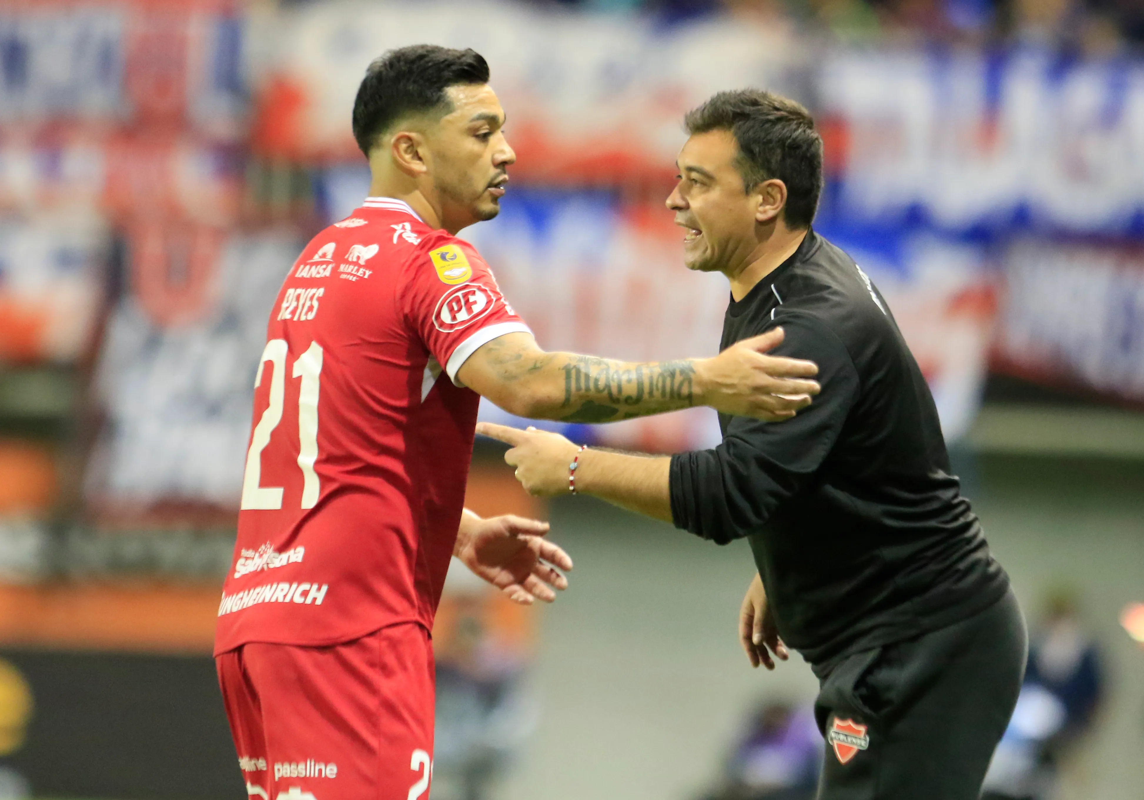 El Coto Ribera le da indicaciones a Lorenzo Reyes vs U de Chile. (Jose Robles/Photosport).