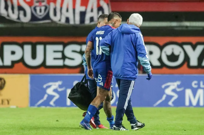 Eduardo Vargas salió lesionado ante Ñublense. Foto: Guillermo Rivas / Emisora Bullanguera.