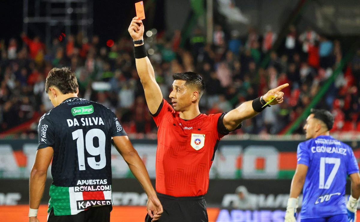 No por la expulsión: Árbitro denuncia a goleador de Palestino por insólito motivo