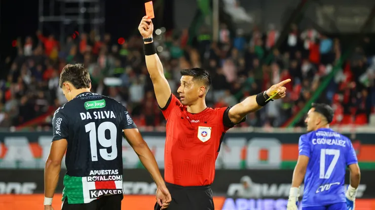 El árbitro Claudio Díaz expulsó a Nelson Da Silva de Palestino.