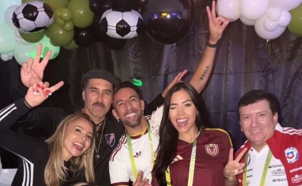 Claudio Bravo celebra su cumpleaños con disfraz futbolero