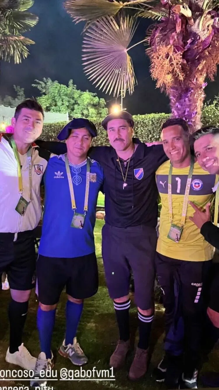 Claudio Bravo vestido con los colores de Colo Colo.