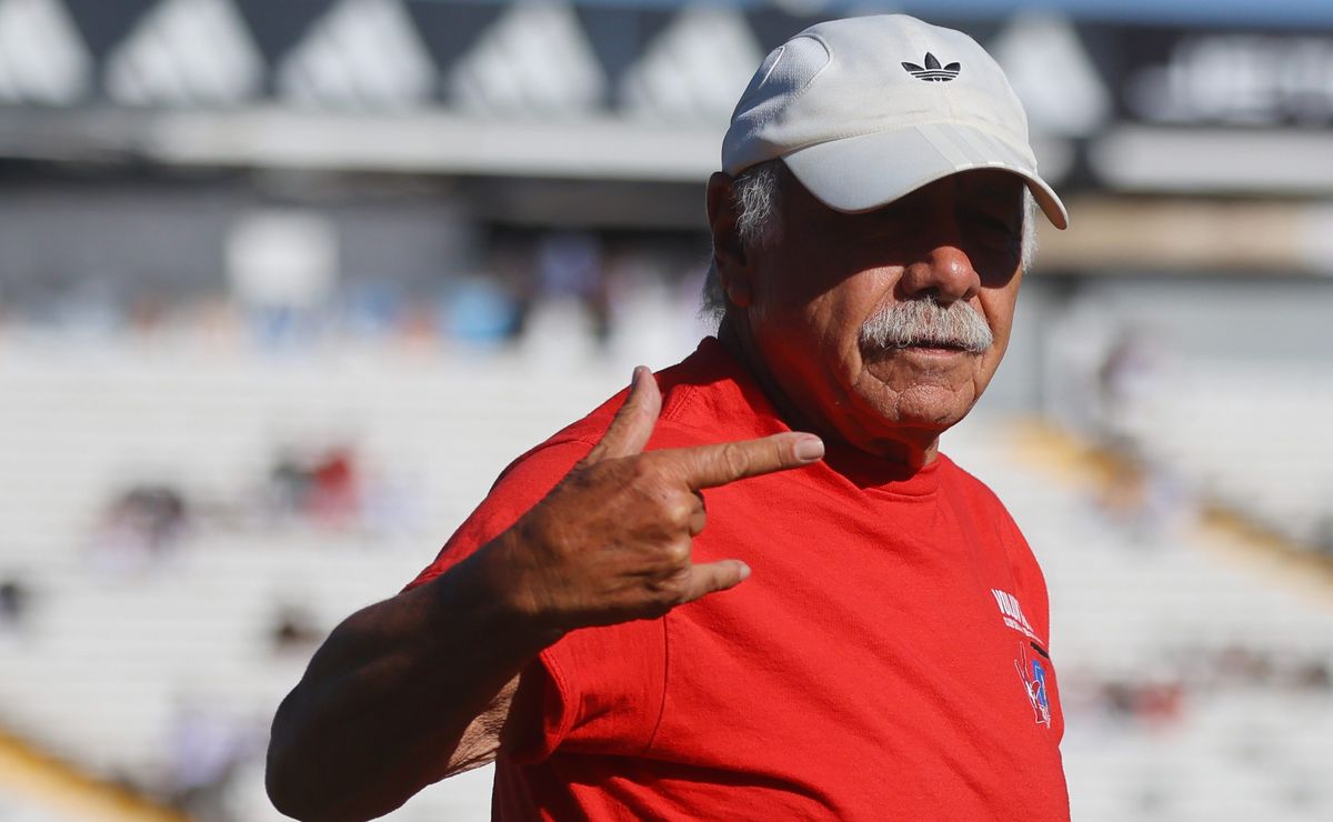 “Hemos trabajado mucho”: Carlos Caszely revela sus consejos a jugador de Colo Colo