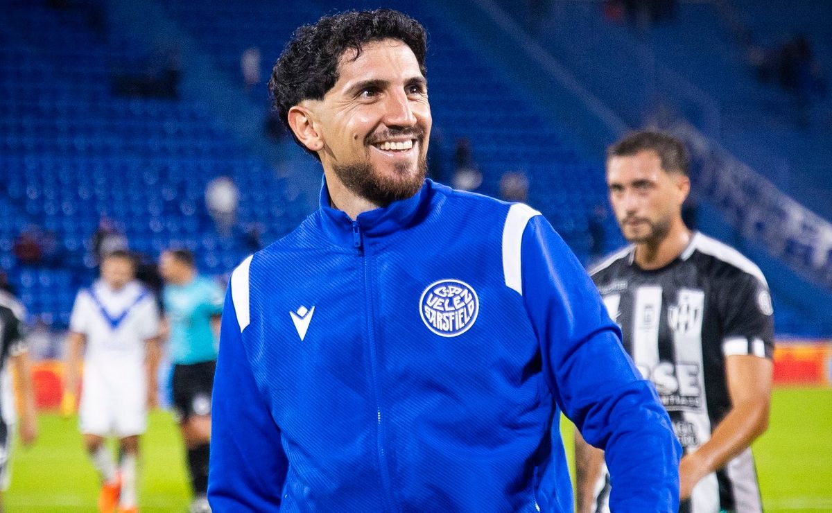 Diego Valdés es protagonista en Vélez: Se pierde increíble gol y lo ovacionan