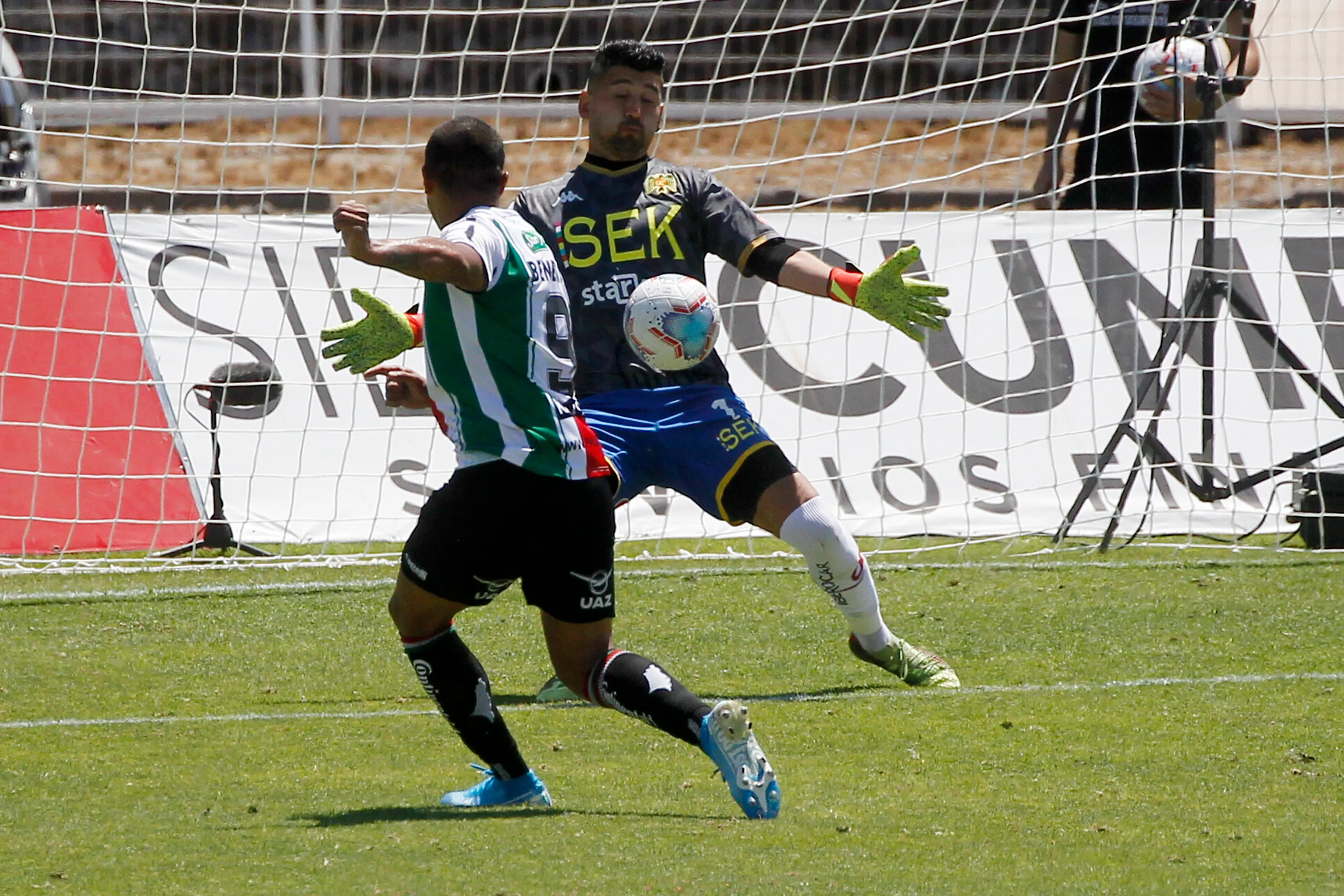 Álvaro Salazar en acción por la Unión Española. (Jonnathan Oyarzun/Photosport).