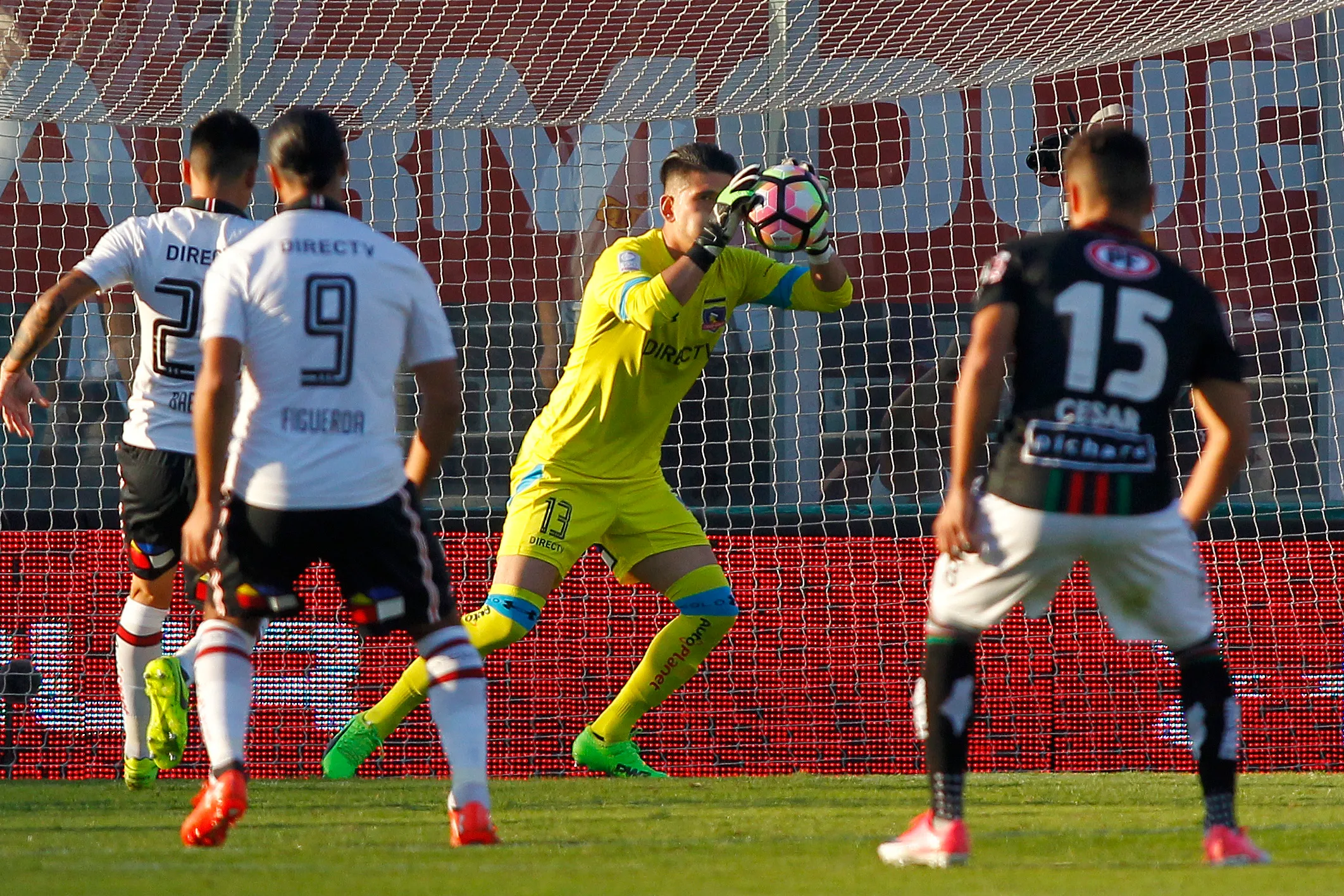 Álvaro Salazar en acción por Colo Colo durante 2017. (Ramon Monroy/Photosport).
