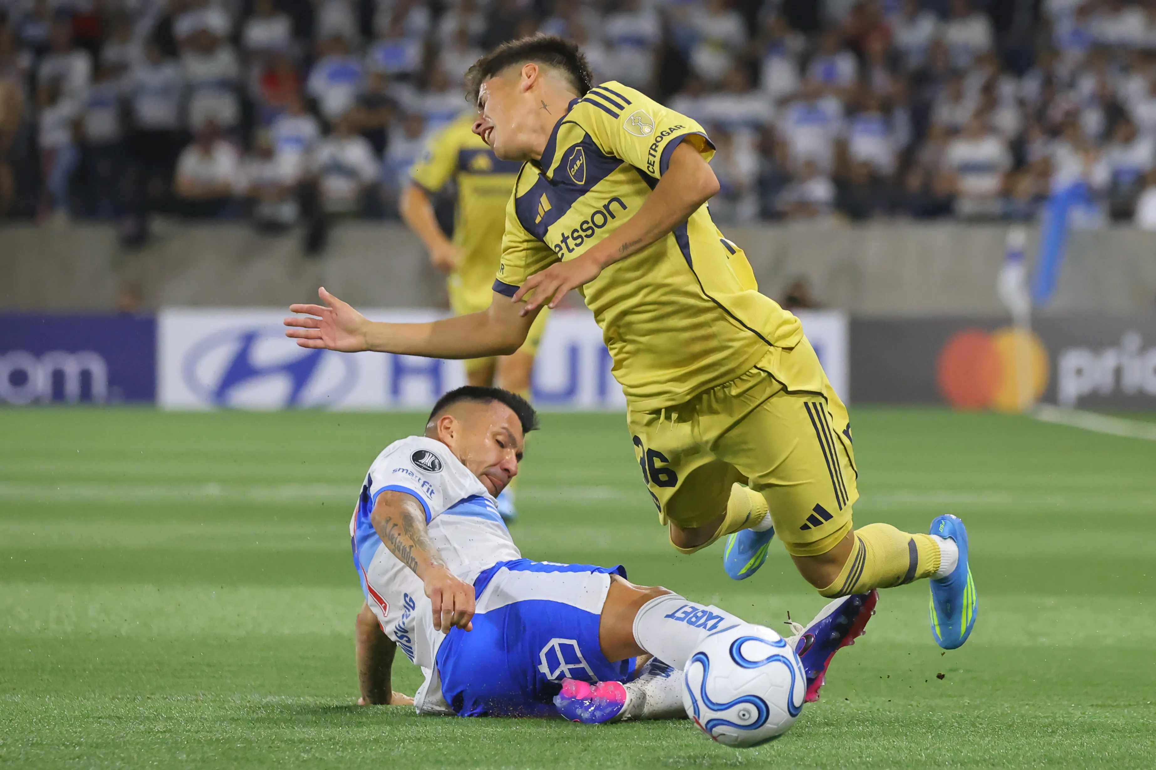 Gary Medel sufrió ante Boca Juniors. Foto: Jonnathan Oyarzun/Photosport