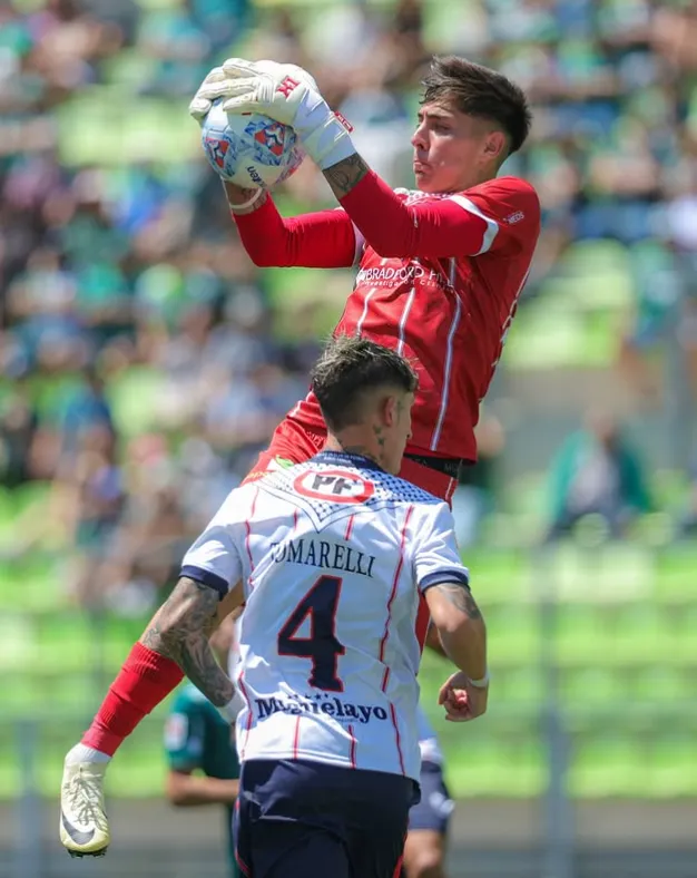 Jaime Vargas en acción por Deportes Recoleta.