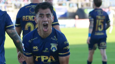 Alfredo Ábalos celebra un gol en San Marcos de Arica, que ganó un partido que fue súper especial para él.
