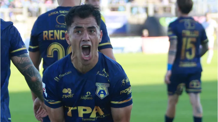 Alfredo Ábalos celebra un gol en San Marcos de Arica, que ganó un partido que fue súper especial para él.