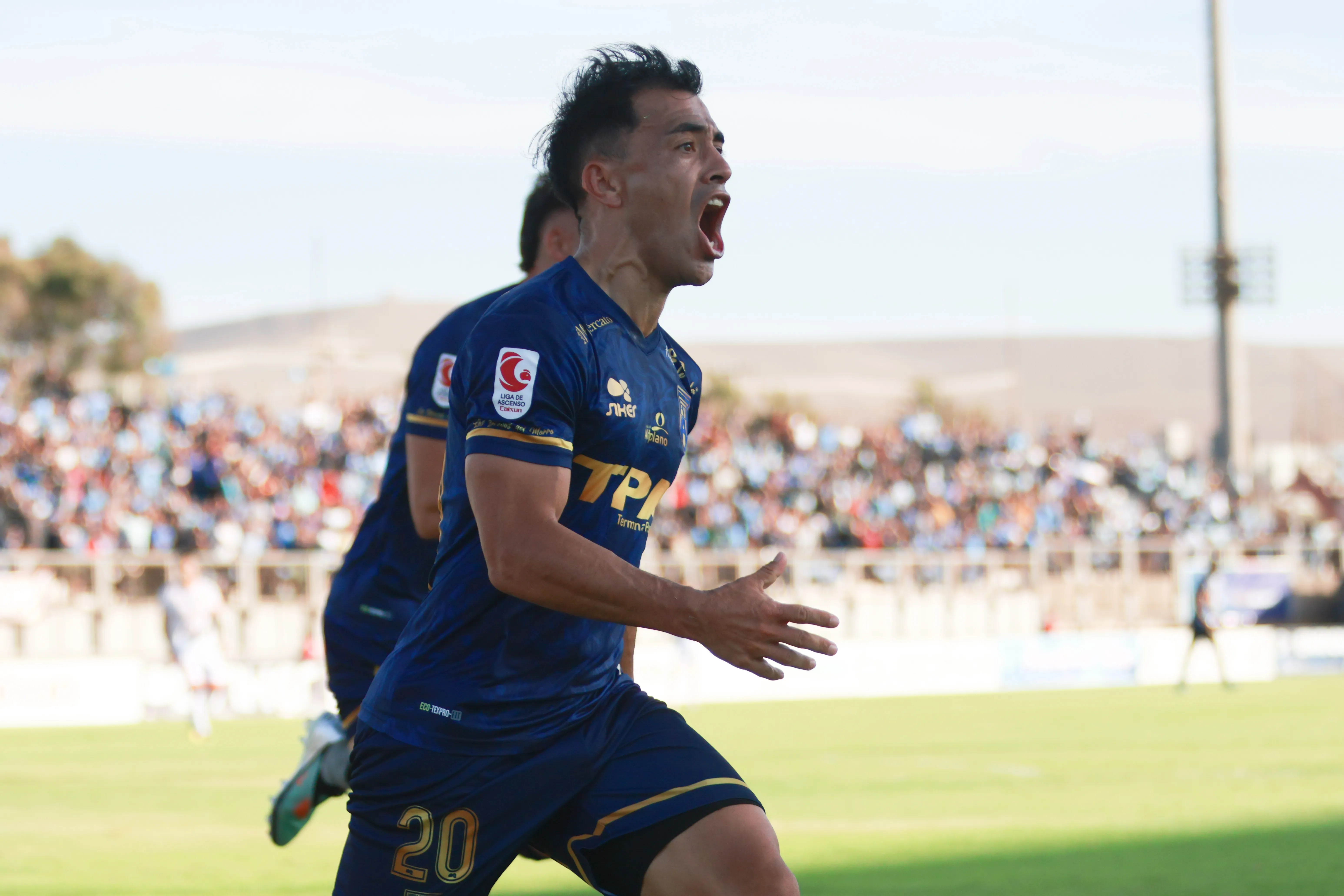 Alfredo Ábalos celebra uno de los ocho goles que ha anotado en San Marcos de Arica. (Andy Manzanares/Photosport).