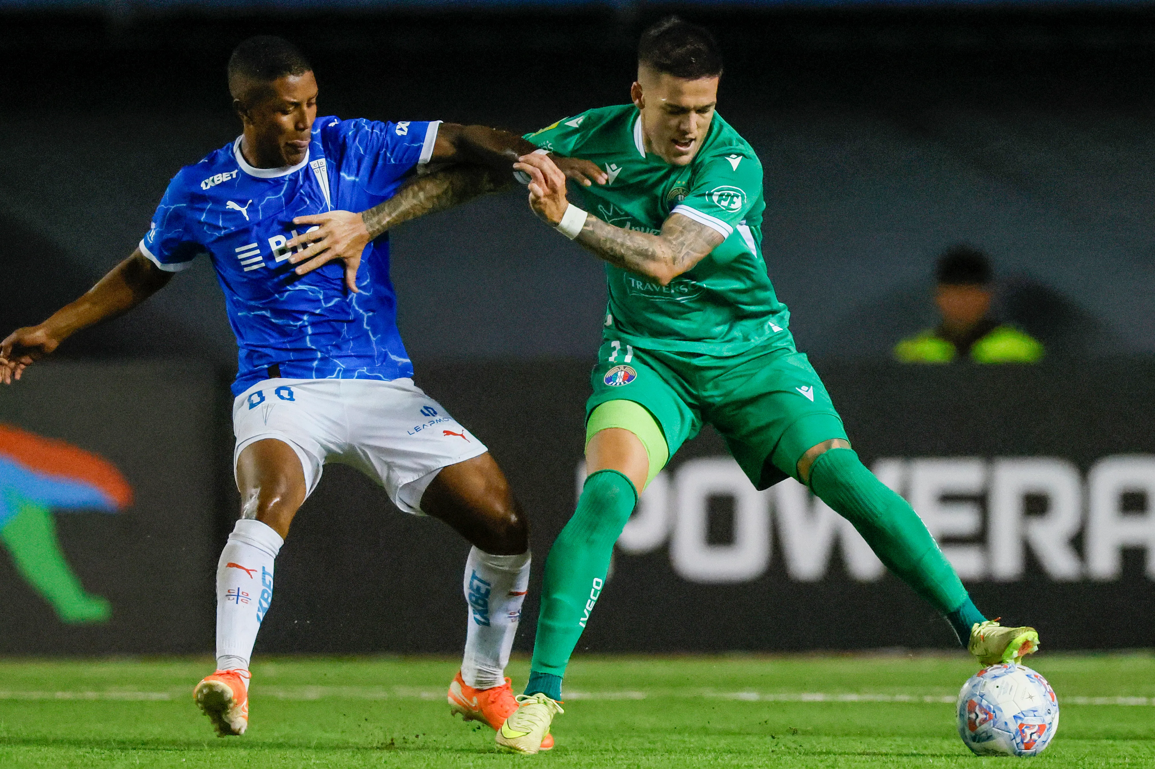 Manuel de Tezanos le pidió más cuidado a Jhojan Valencia en U. Católica | Photosport