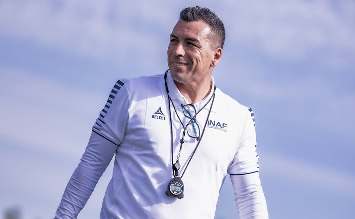 Esteban Paredes se aburrió y enrostra su licencia de DT: “Para que no sigan hablando estupideces”