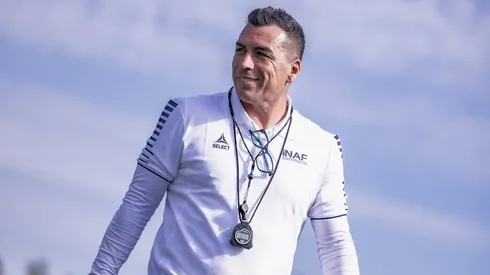 Paredes se aburrió: mostró su licencia de entrenador recién conseguida.