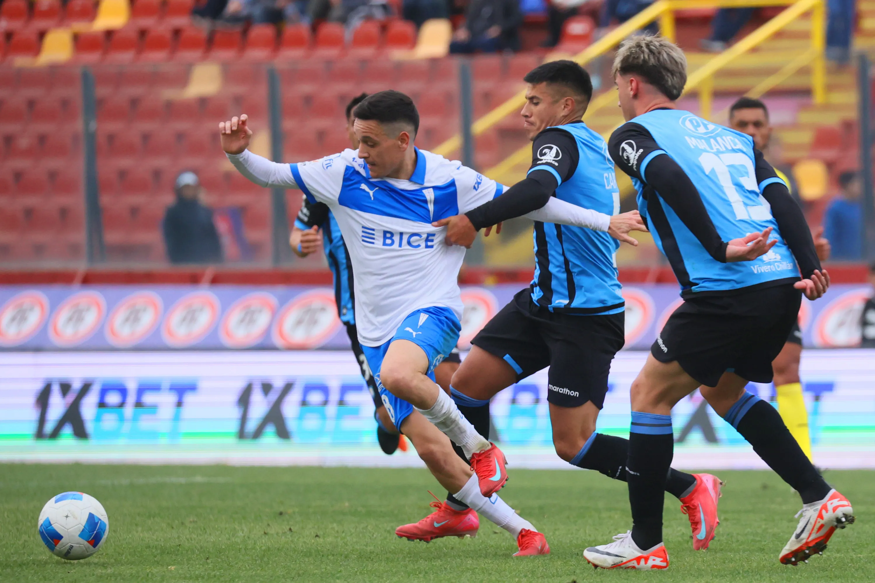 Fernando Zuqui en acción vs Huachipato: ha jugado 35 partidos en la Católica. (Dragomir Yankovic/Photosport).
