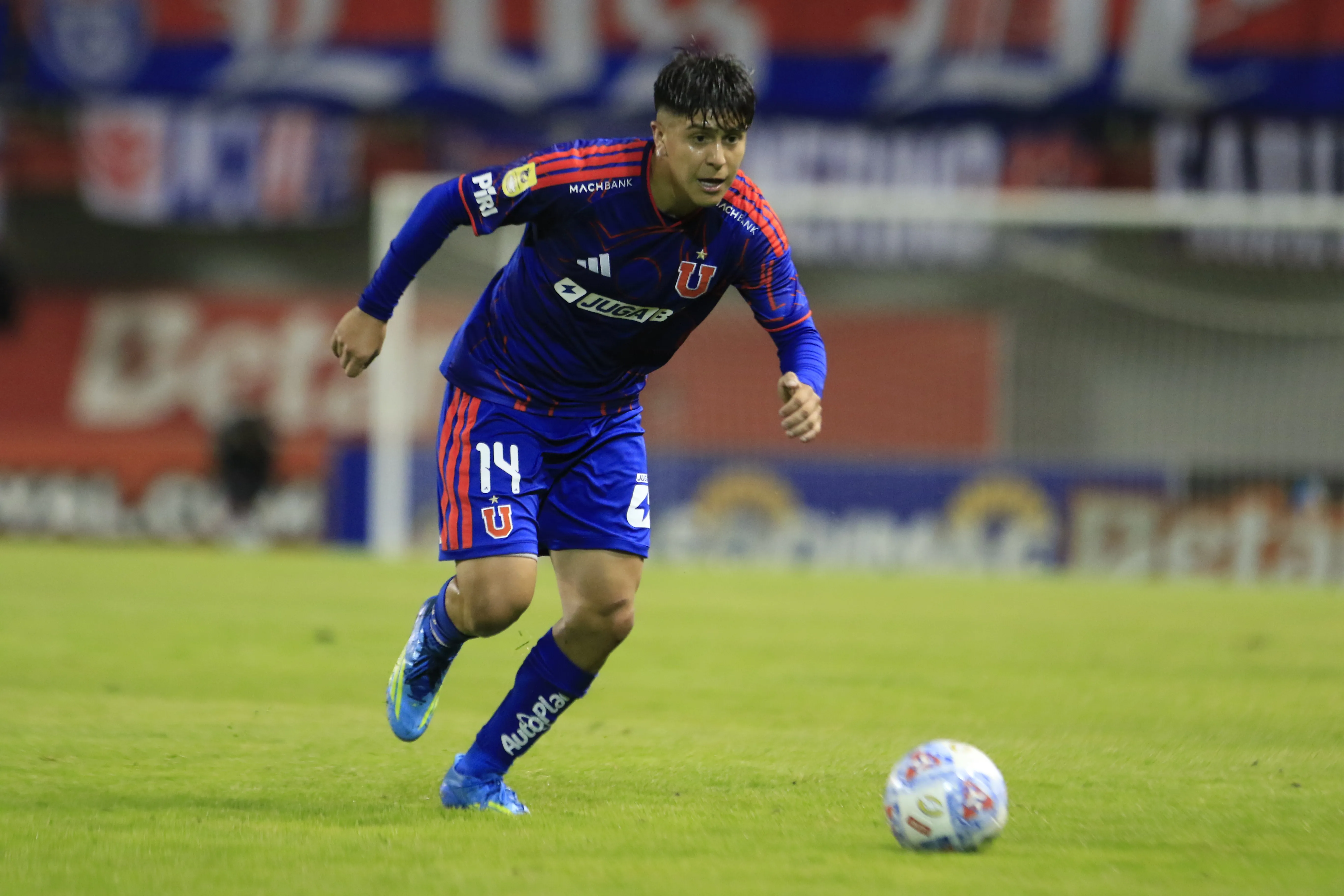 Marcelo Morales está a una amarilla de ser suspendido en Universidad de Chile. | Foto: Photosport.