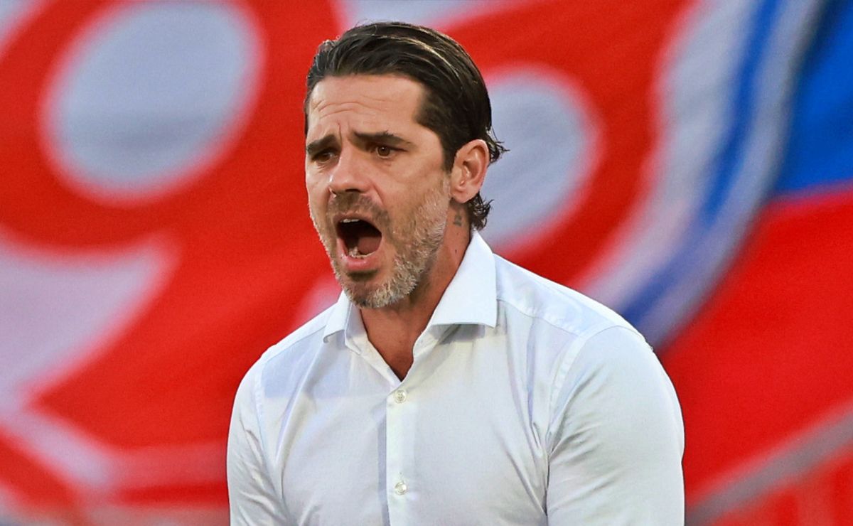 Titular de Fernando Gago en U de Chile está a una amarilla de no jugar el clásico con Católica