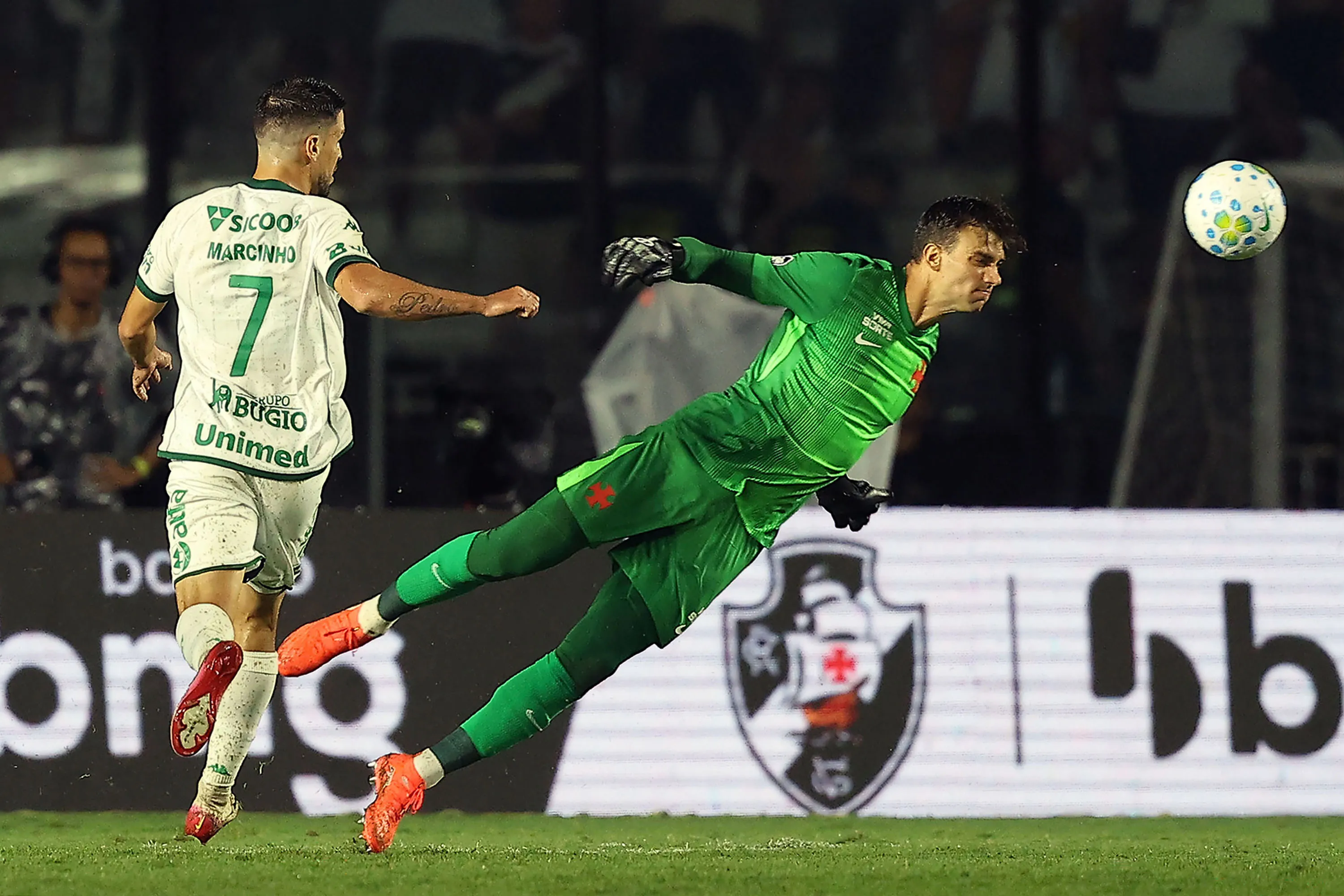 Léo Jardim da seguridad en el fondo de Vasco | Getty Images