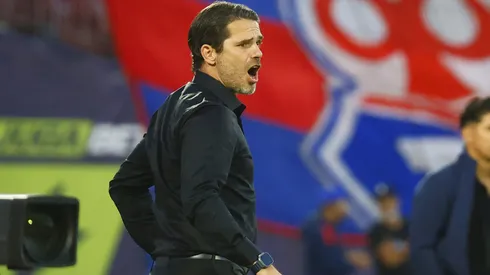 Fernando Gago tiene que pensar bien ante Everton, para medir consecuencias para el Clásico Universitario.