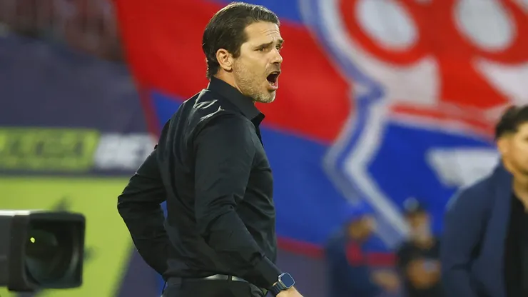 Fernando Gago tiene que pensar bien ante Everton, para medir consecuencias para el Clásico Universitario.