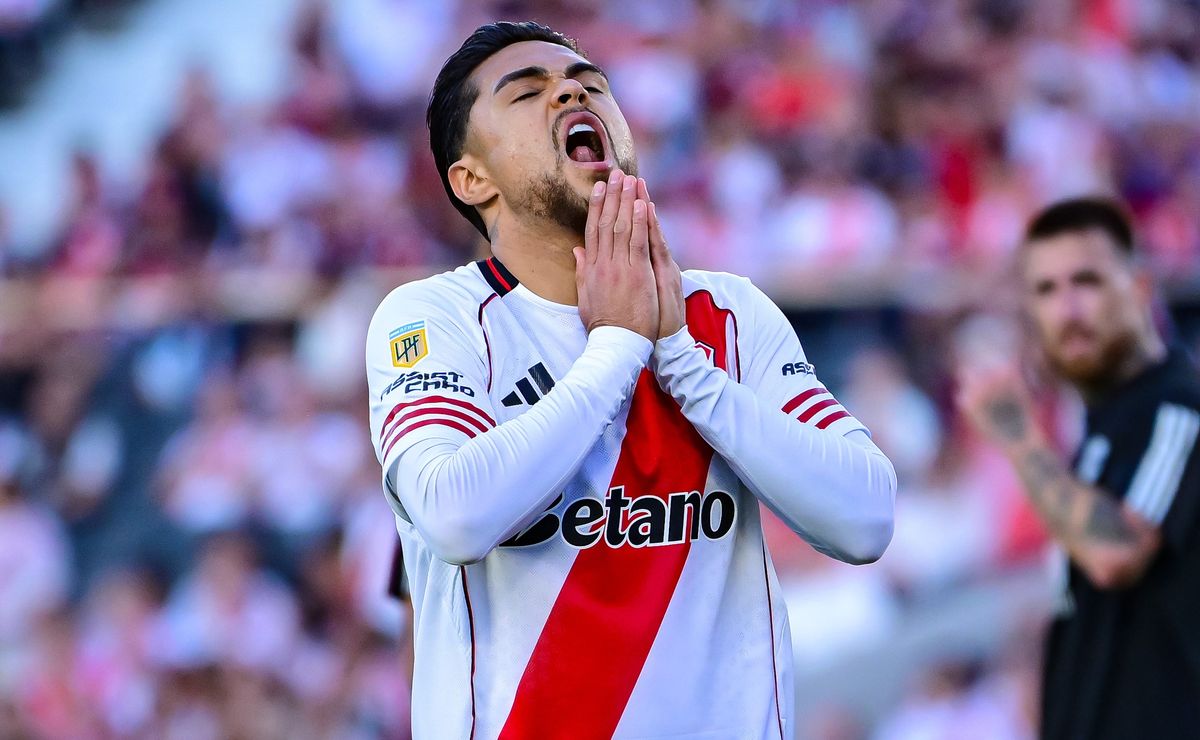 Paulo Díaz se lesiona de gravedad en River Plate y extiende su mala racha en Argentina