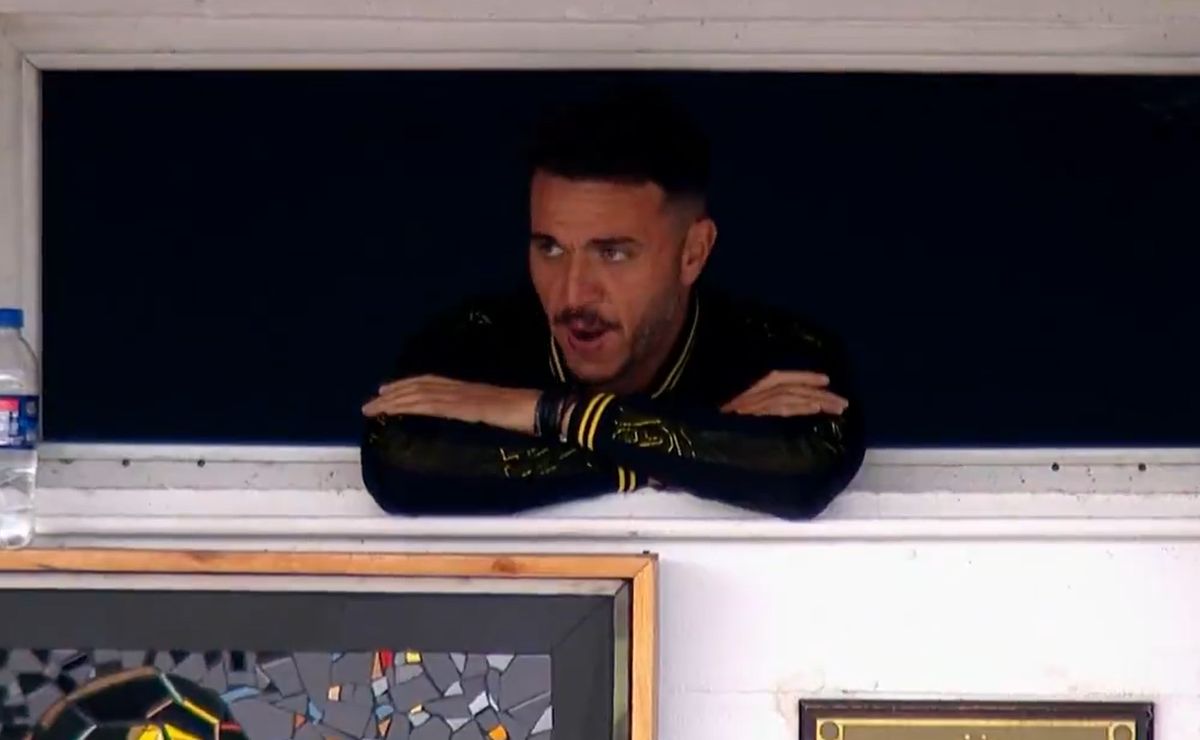 Argentina: ex DT de O’Higgins dirige desde un baño, recupera a un chileno tras meses y recibe oferta de Brasil