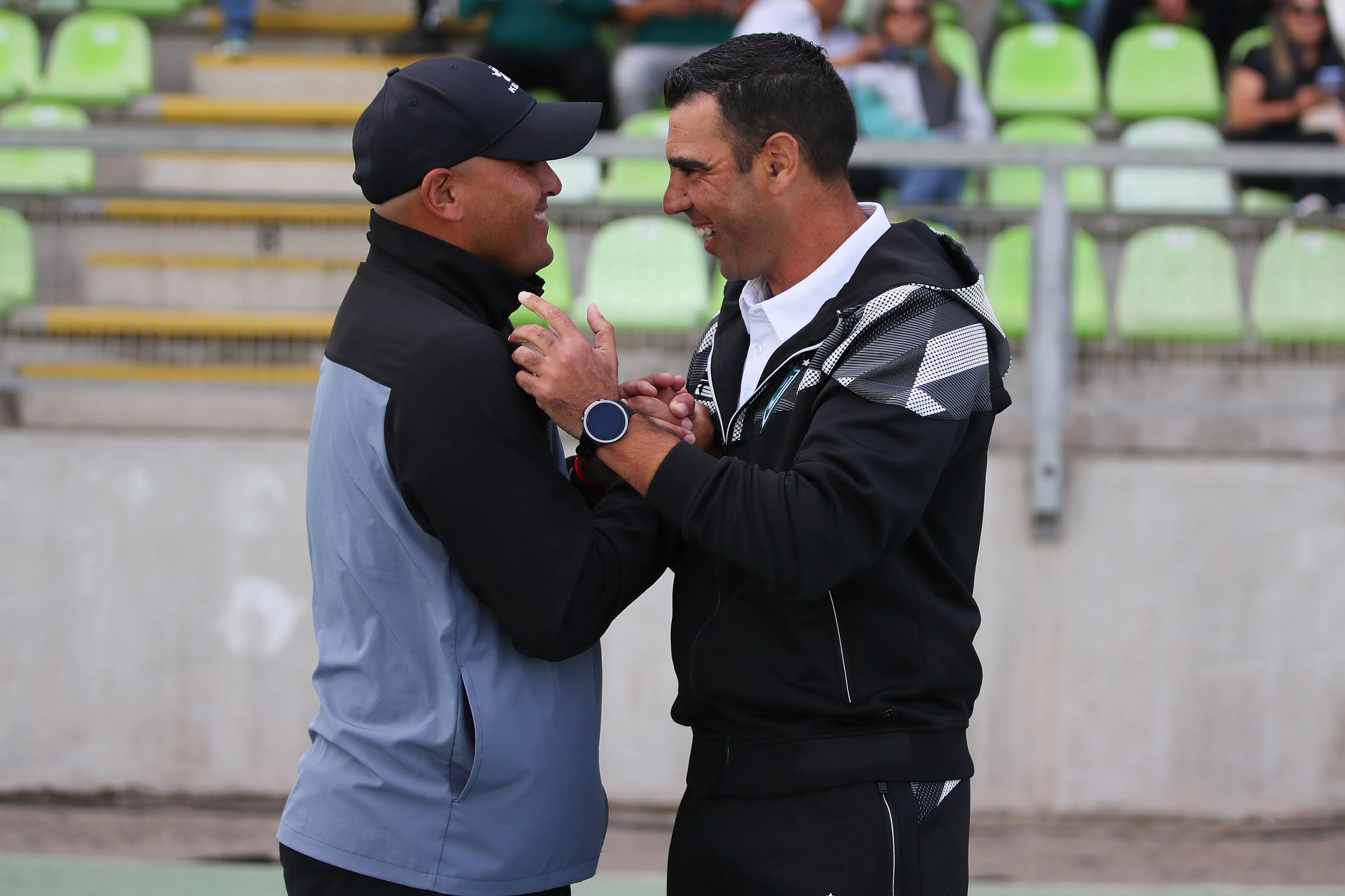 El saludo entre Humberto Suazo y el DT uruguayo Francisco Palladino. (Manuel Lema/Photosport).