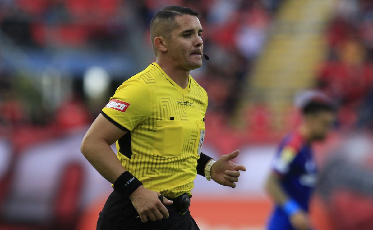 Pese al apoyo en público: Tobar determinó el castigo para Galaz y Maza tras polémico arbitraje a U de Chile