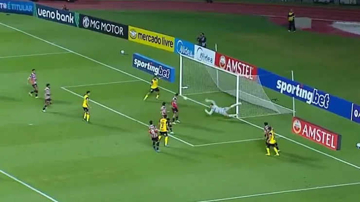 Bryan Rabello es viral luego de un error increíble en Copa Sudamericana con O'Higgins.