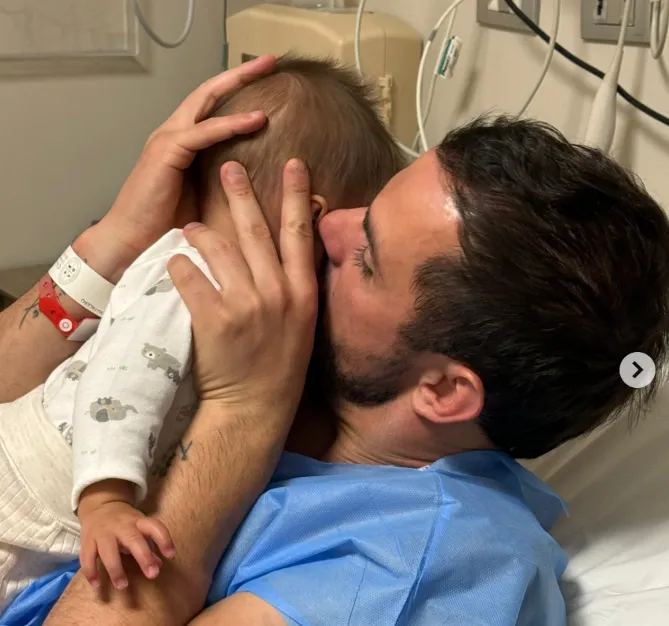 Octavio Rivero recibe el cariño de la familia tras la operación en U de Chile.