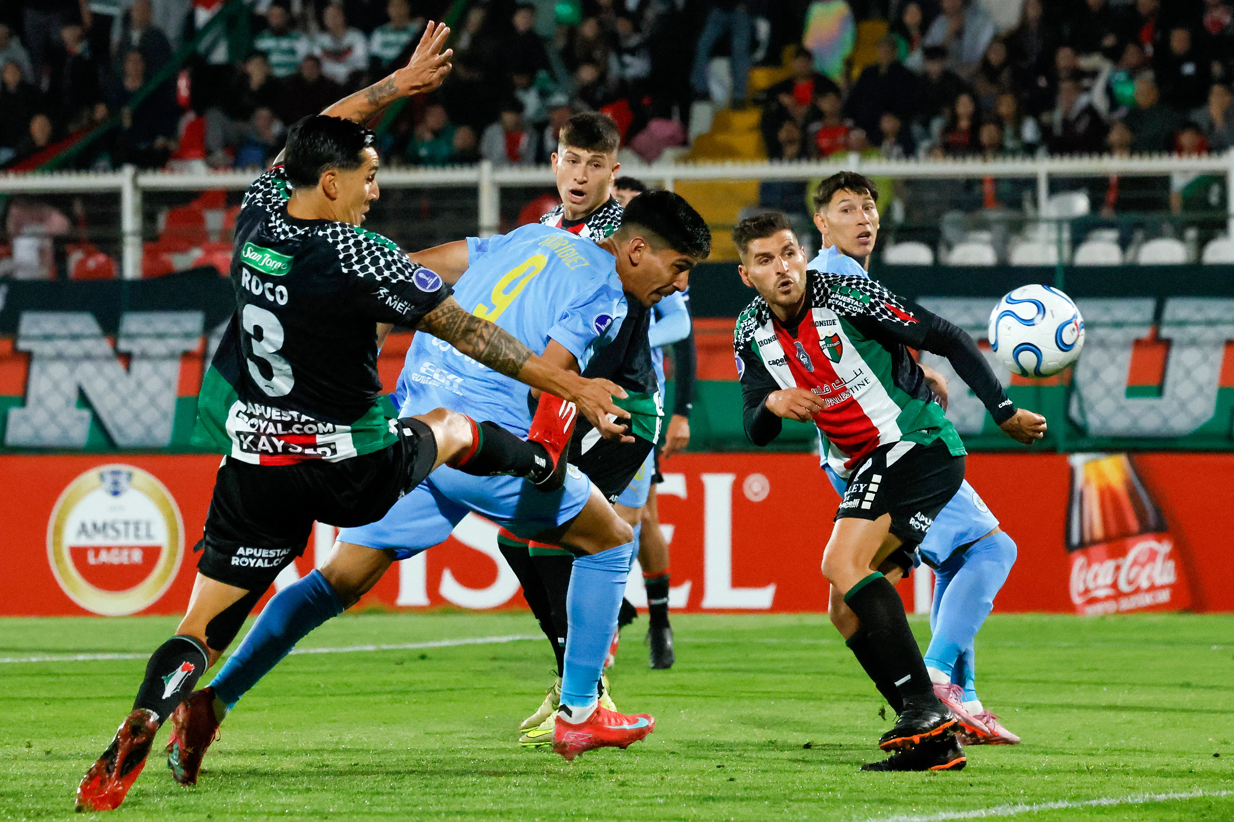 A Salomón Rodríguez se le abrió el arco en Chile para vencer a Palestino en la Copa Sudamericana. Foto: Photosport.