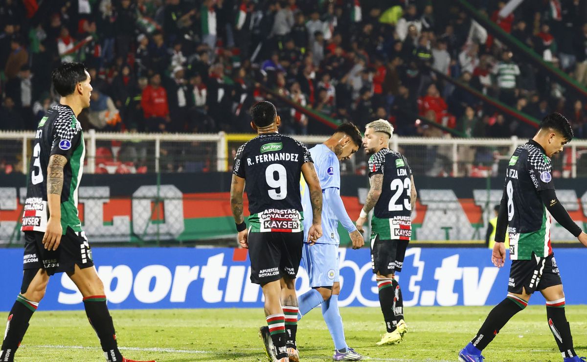 Los hinchas de Palestino piden la salida de Cristián Muñoz tras la derrota en Copa Sudamericana