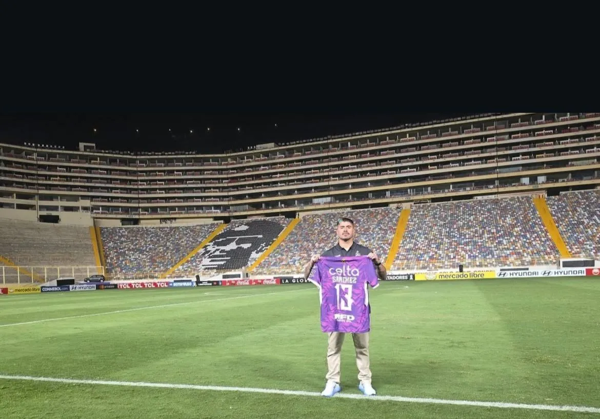 El Mono Sánchez celebró en la cancha del Monumental de Lima. Foto: Instagram Diego Sánchez.