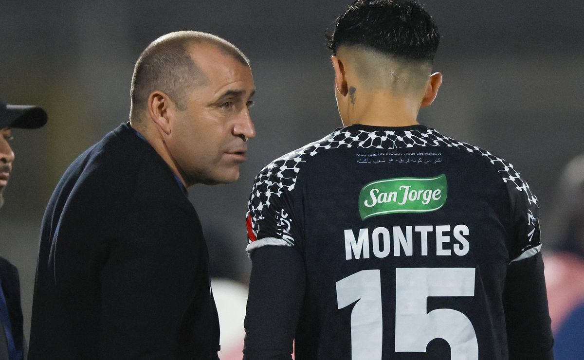 La barra de Palestino cantó que se vaya la Nona Muñoz y esto respondieron los futbolistas