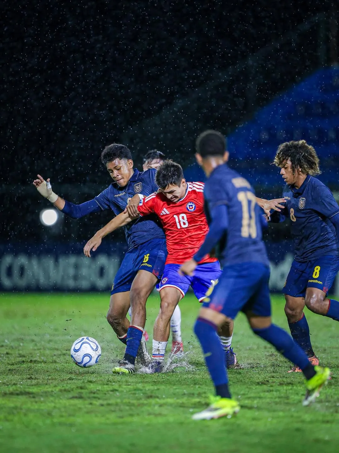 La cancha del Sudamericano mostró un importante deterioro y este miércoles podría quedar en condiciones aún peores.