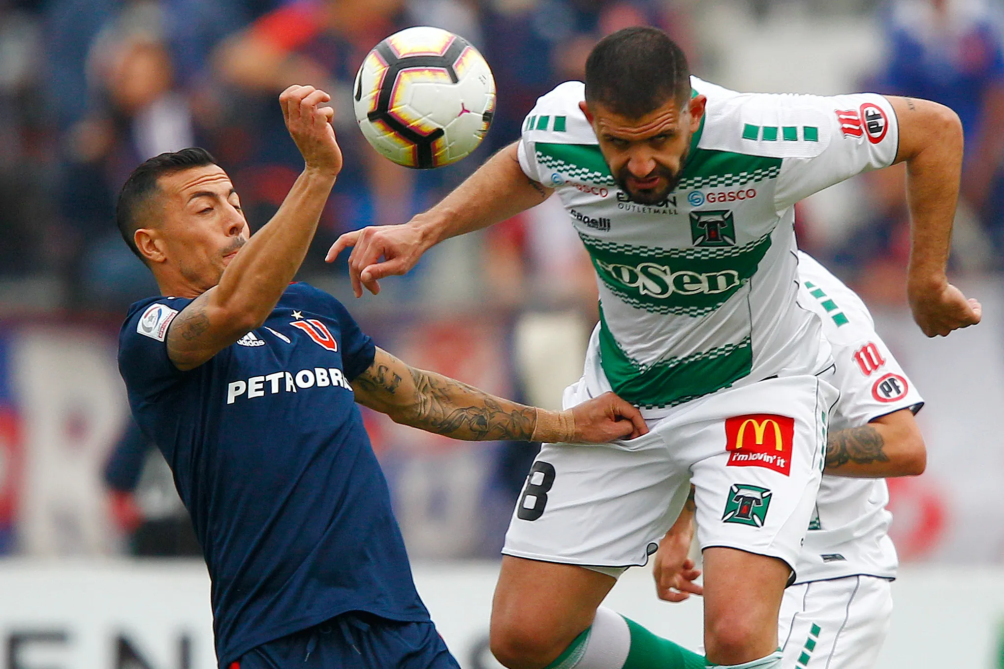 Matías di Benedetto ante Sebastián Ubilla en un duelo de Deportes Temuco vs U de Chile. (Felipe Zanca/Photosport).