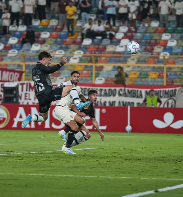 Di Benedetto controlaba a Johansen mientras por la espalda apareció Zavala. (Foto: Coquimbo Unido).