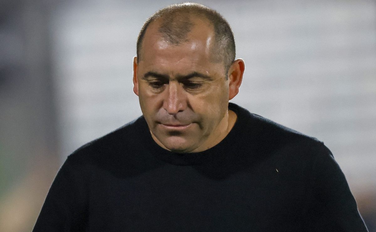 DT de Palestino responde a los cánticos y se refiere a una posible salida: “Si esto no funciona…”