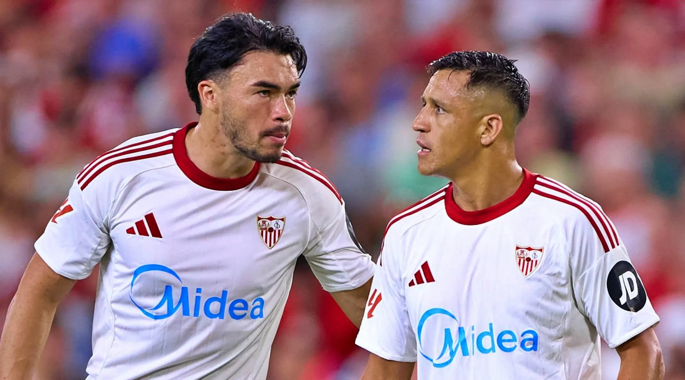 Gabriel Suazo y Alexis Sánchez no lo pasan nada de bien en el Sevilla, por lo que el Elche le metió aún más presión. Foto: Getty Images.