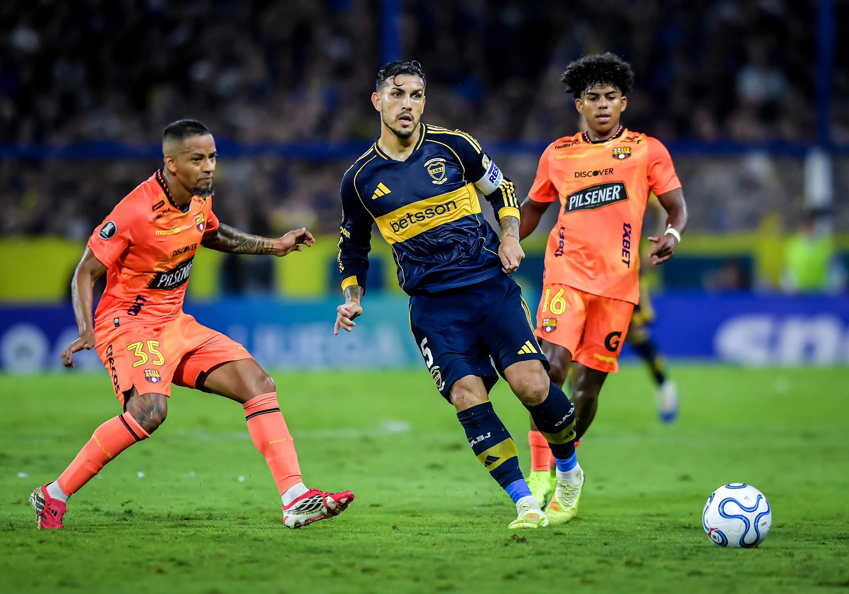Leandro Paredes en acción ante Barcelona de Ecuador. (Marcelo Endelli/Getty Images).