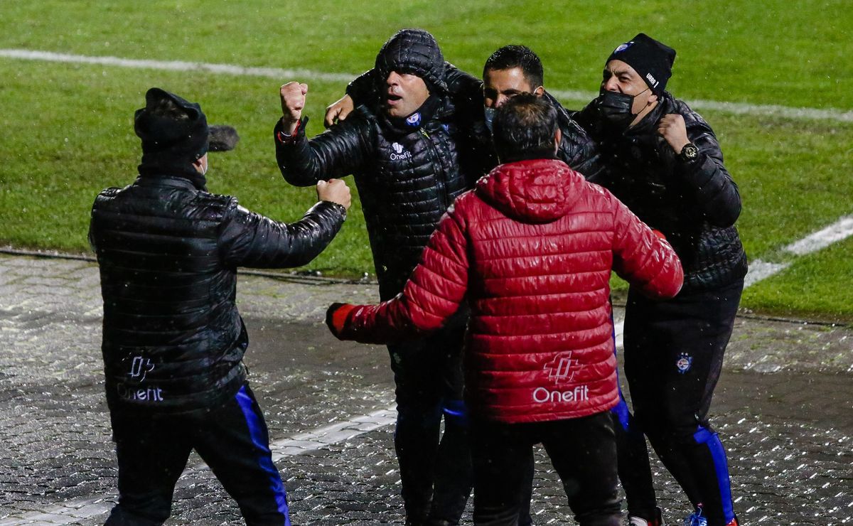 Nuevo club del fútbol chileno despide a DT y ya hay reemplazo: dirigió Huachipato y La Serena