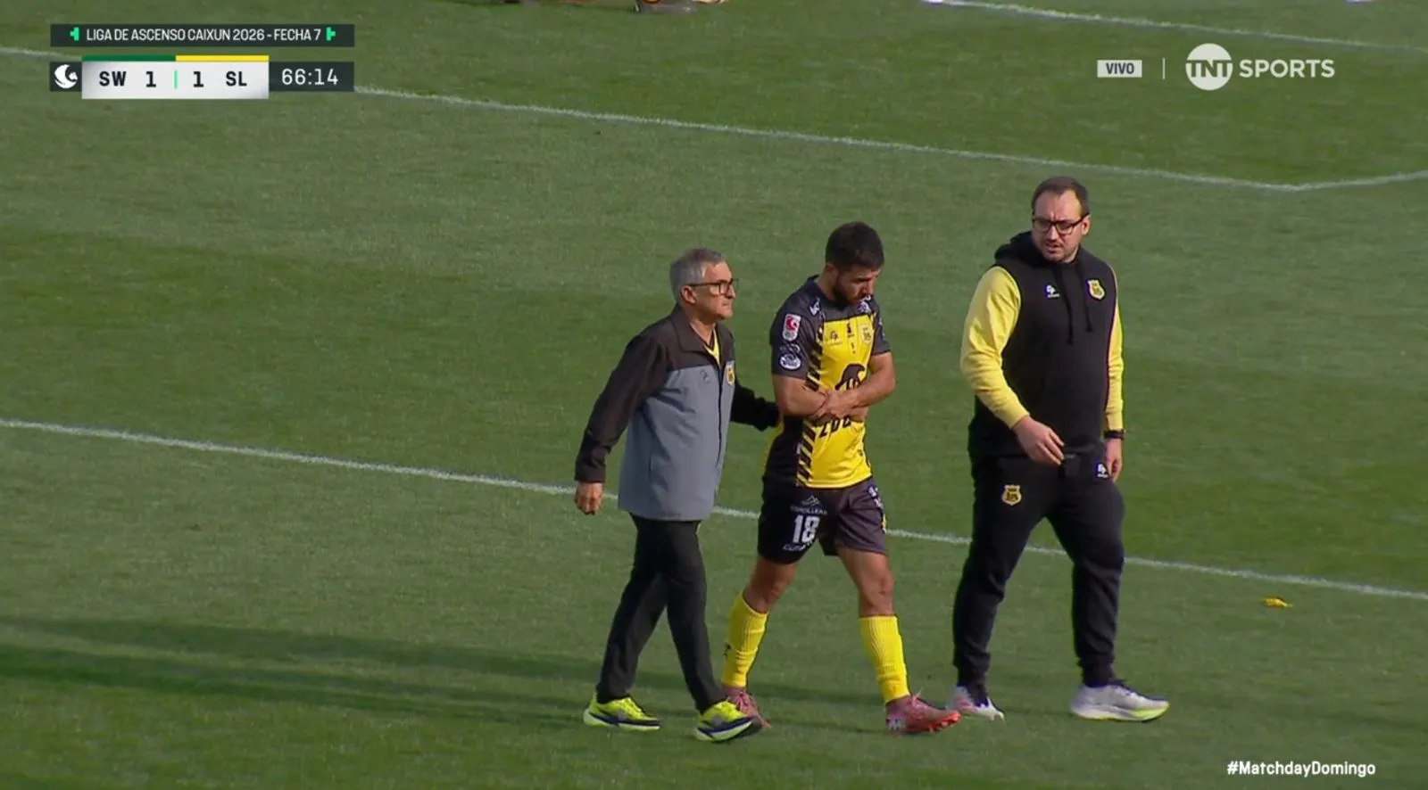 Guillermo Avello salió así del partido ante Santiago Wanderers. (Captura TNT Sports).
