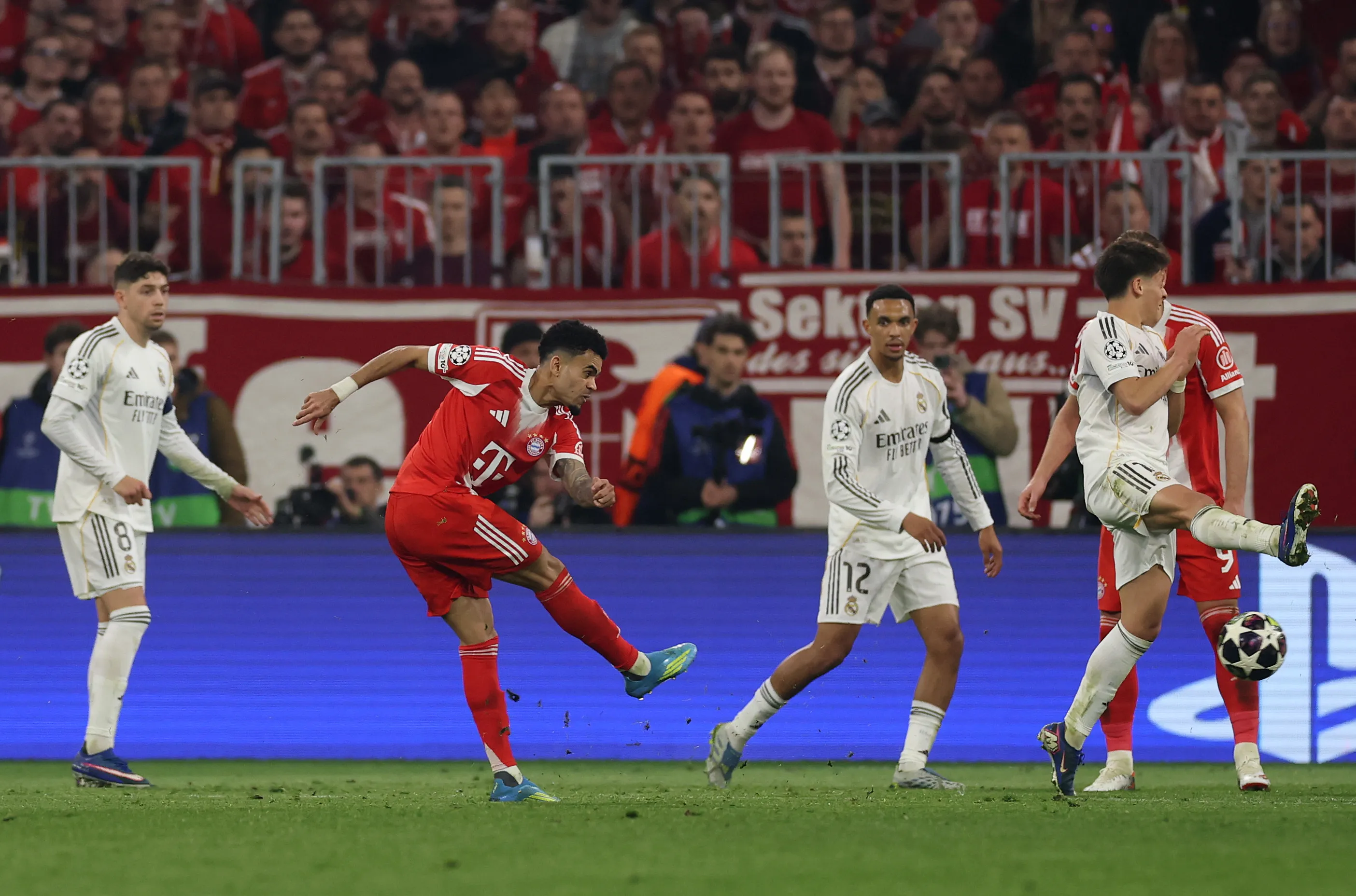 Luis Díaz rompió un duelo tremendo entre Real Madrid y Bayern Múnich, mientras Arsenal y Sporting Lisboa chocaban en Inglaterra por la Champions League. Foto: Getty Images.