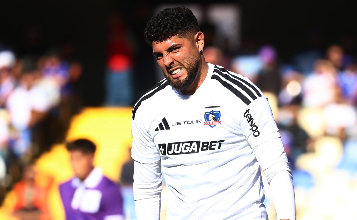 Problemas en Colo Colo: Maxi Romero recibe un golpe y deja el entrenamiento entre algodones