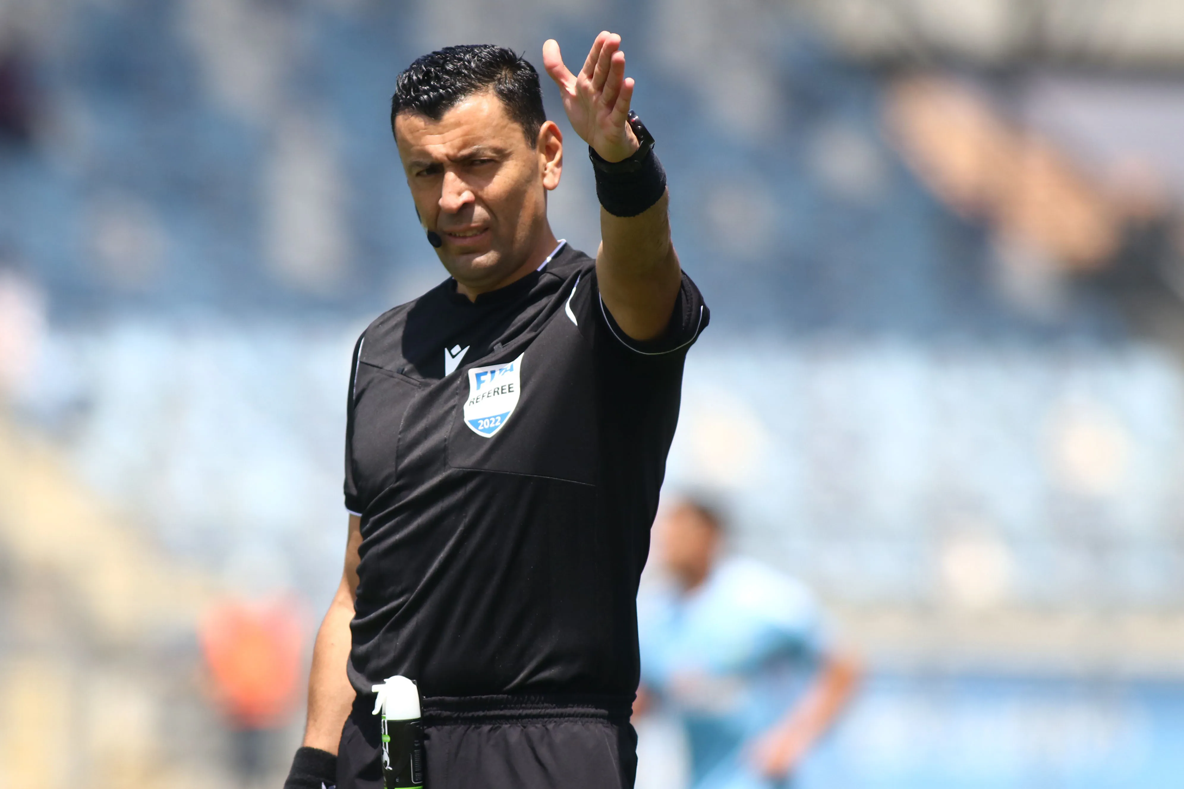 Tobar ya no está dentro de la cancha pero cumple un rol fundamental en el arbitraje chileno | Photosport